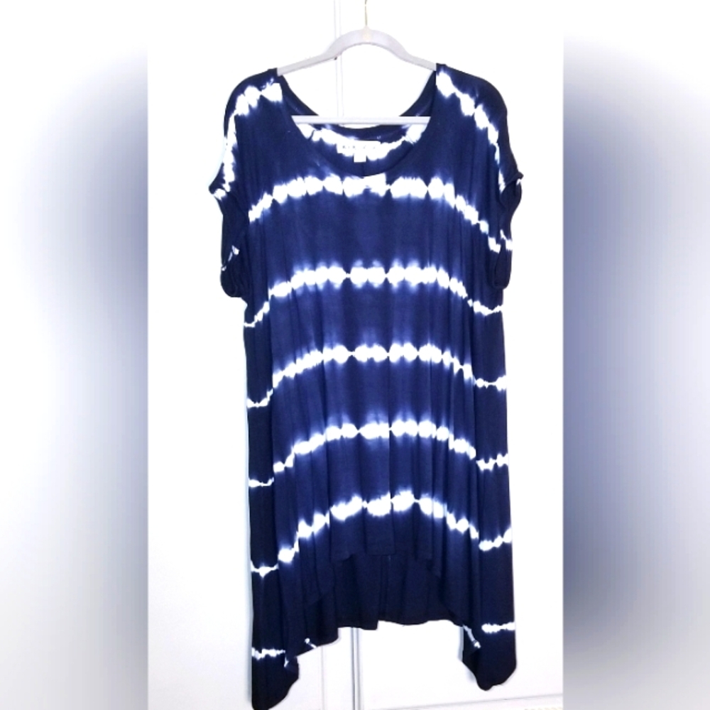 Navy & White Tie-Dye Tunic Top By Ava & Viv. Plus Size 2x  NWOT Spring. Summer.